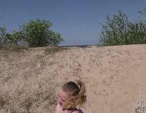 021818_skinny_jette_kare_lets_me_rub_her_clit_while_she_masturbates_with_a_dildo_on_the_beach