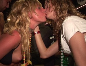 072215_two_teens_that_have_never_met_before_going_down_on_eachother_in_public_bar